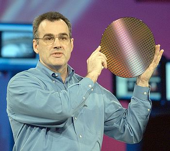 Lui Berns demonstrç 300 milimetrîgo pamatni ar 90 nanometru lieliem Prescott procesora kristâliem.